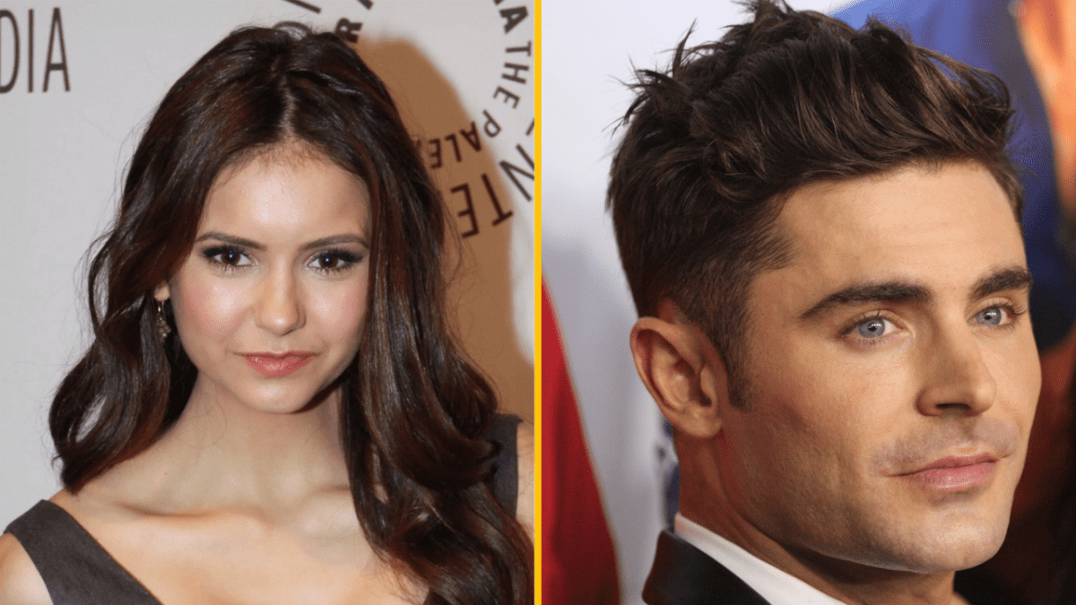 Dvě neidentifikované osoby pózujú na červenom koberci, formálne oblečenie, úsmevy.