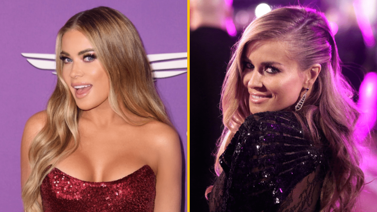 Dve ženy s dlhými blond vlasmi v elegantných šatách na fialovom pozadí, usmievajú sa a pózujú na červenom koberci.