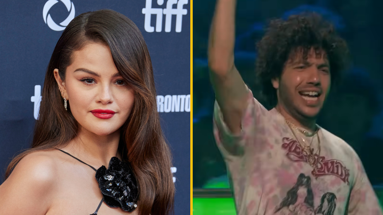 Žena pózuje na červenom koberci s úsmevom, muž s úsmevom a gestom ruky na pódiu na akcii.