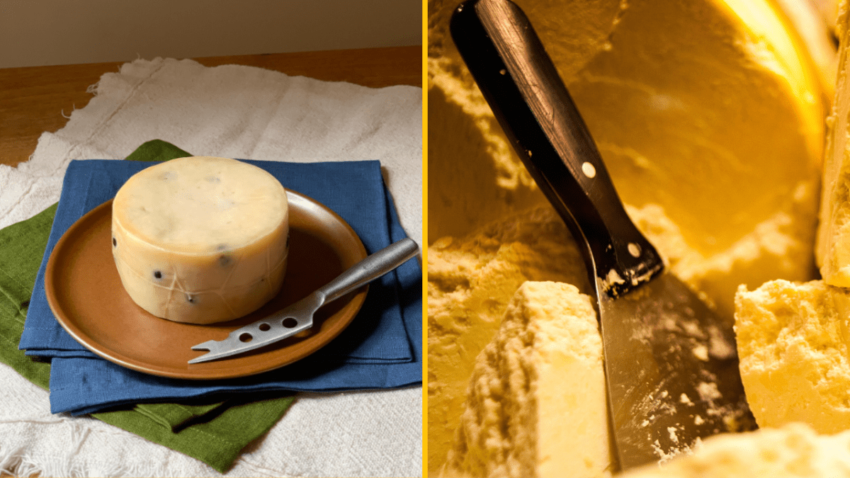 Syr s modrou plesňou na tanieri a nožom, vedľa rez syra. Ideálne pre gurmánske chvíle.