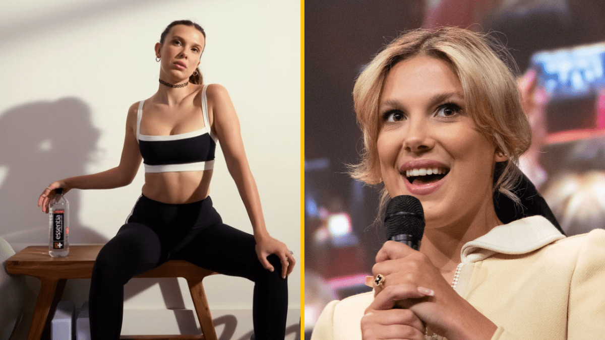 Osoba v športovom oblečení s fľašou vody a osoba s mikrofónom na pódiu.