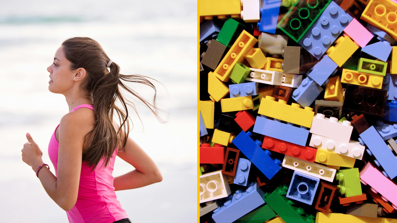 Žena v ružovom topu beží na pláži vedľa farebných stavebných kociek.