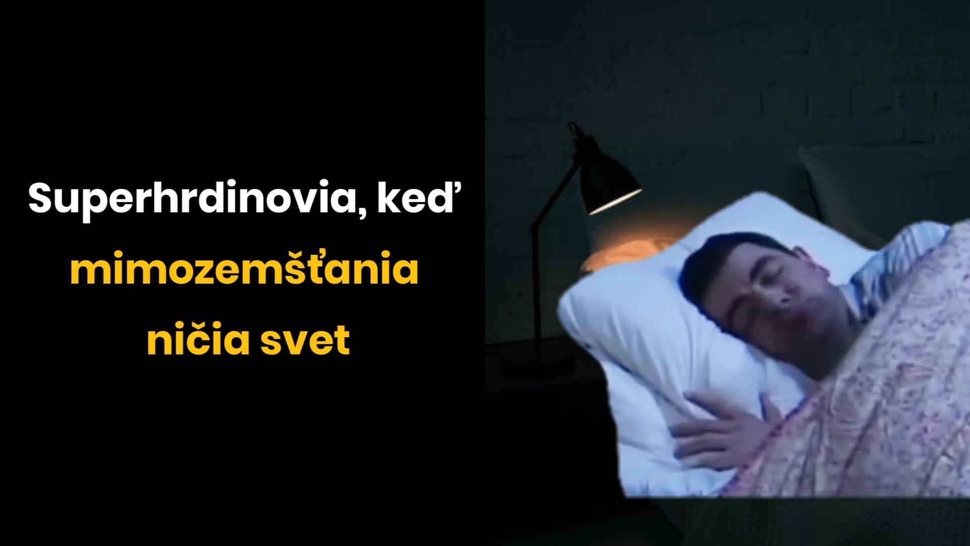 Superhrdina pokojne spí v posteli, zatiaľ čo sa mimozemšťania snažia zničiť svet.