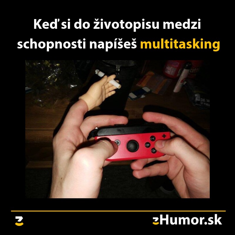 Osoba s herným ovládačom a miniatúrnou rukou držiacou cigaretu, vtip na tému multitaskingu.