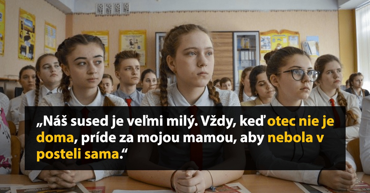 Študenti v triede pozorne načúvajú, citát na obrázku pridáva nečakaný humor.