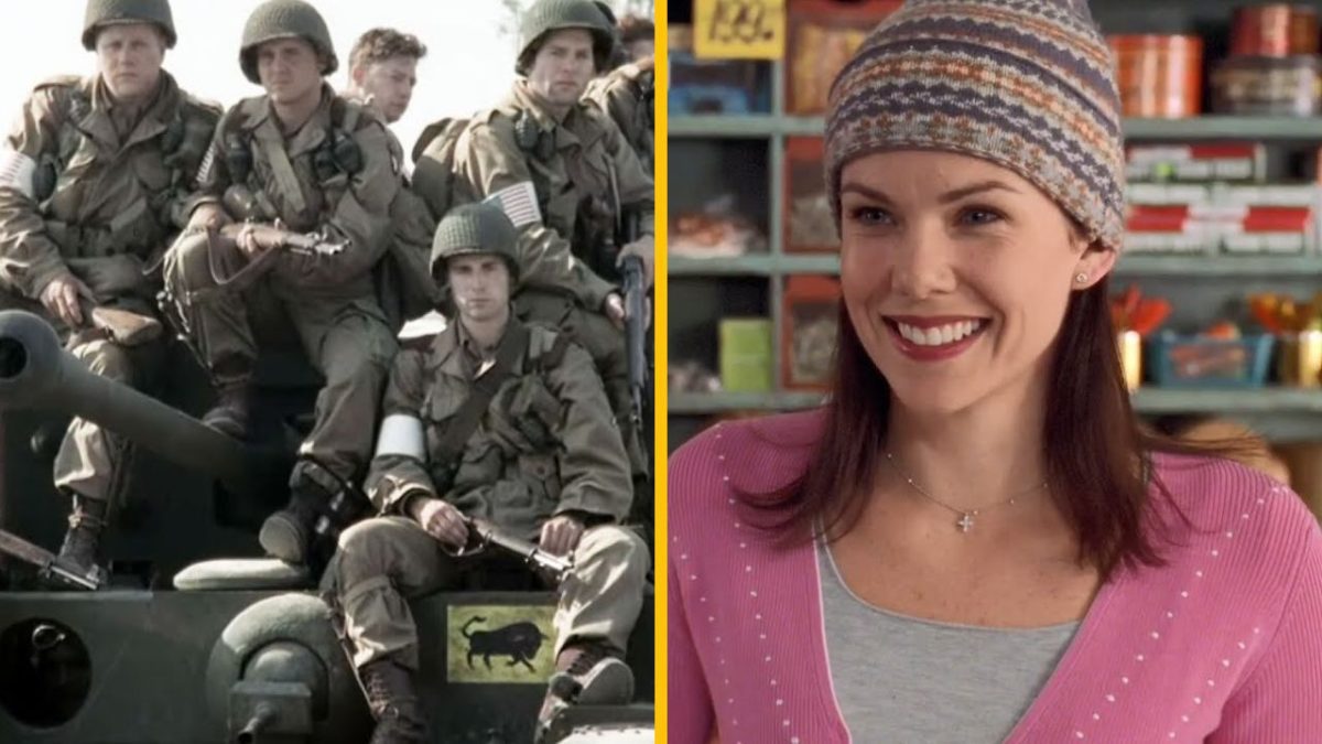 Ľudia v historických uniformách na tanku a žena v čiapke s úsmevom v obchode.