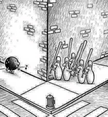 Bowlingová guľa prekvapene narazila na roh, kde ju čaká skupina špendlíkov s palicami.