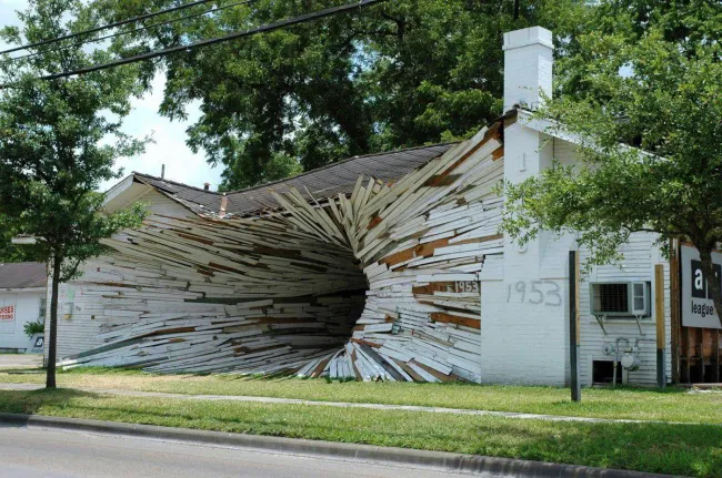 Dom s umeleckou inštaláciou simulujúci optickú ilúziu tunelu.