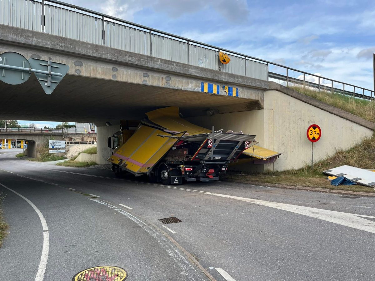 Nákladné auto uviazlo pod nízkym mostom, poškodilo strechu vozidla. Maximálna výška prechodu je 3,7 m.