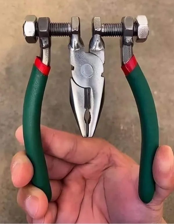 Klč na matice a skrutky s kliešťami v jednej ruke pre praktické použitie v dielni.