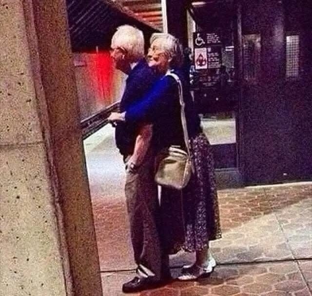 Niečo nečakané na autobusovej stanici: seniorský pár v neobvyklej situácii.