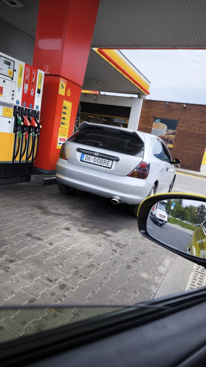 Auto natankované pri čerpacej stanici, kreatívna poznávacia značka s nápisom OK DOBRE.