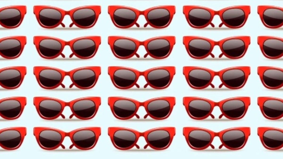 Množstvo červených slnečných okuliarov usporiadaných v pravidelnom vzore na bledomodrom pozadí.