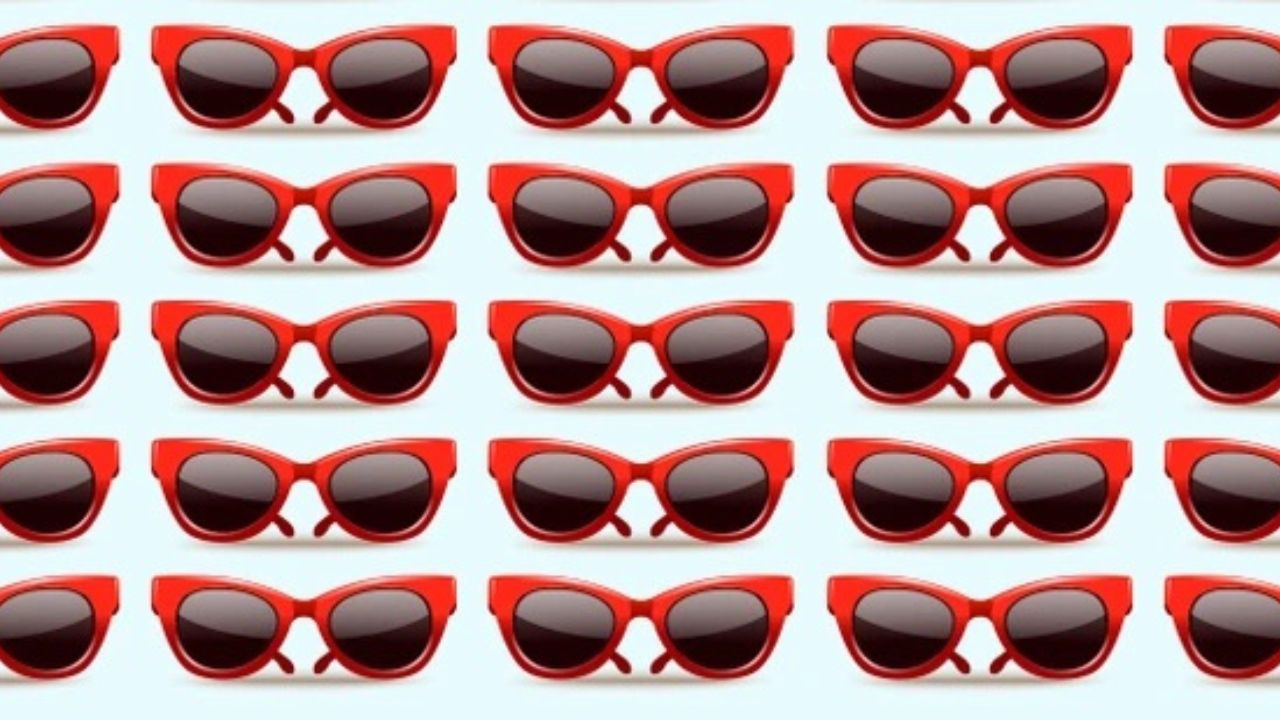 Množstvo červených slnečných okuliarov usporiadaných v pravidelnom vzore na bledomodrom pozadí.