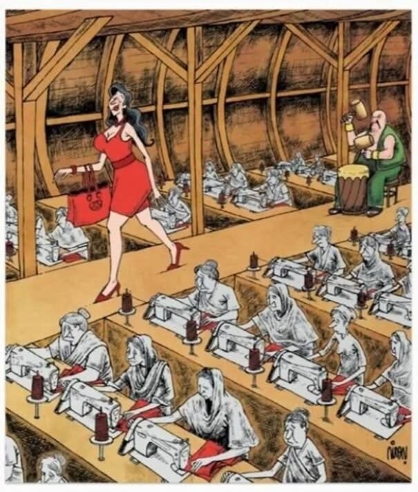 Žena kráča vo veľkom sklade šijacích dielní, zatiaľ čo krajčíri pracujú pri šijacích strojoch.