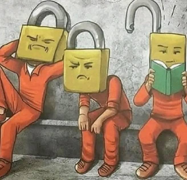 Väzni s hlavami ako visacie zámky, jeden má odomknutý zámok a číta knihu na lavičke vo väzenskej cele.