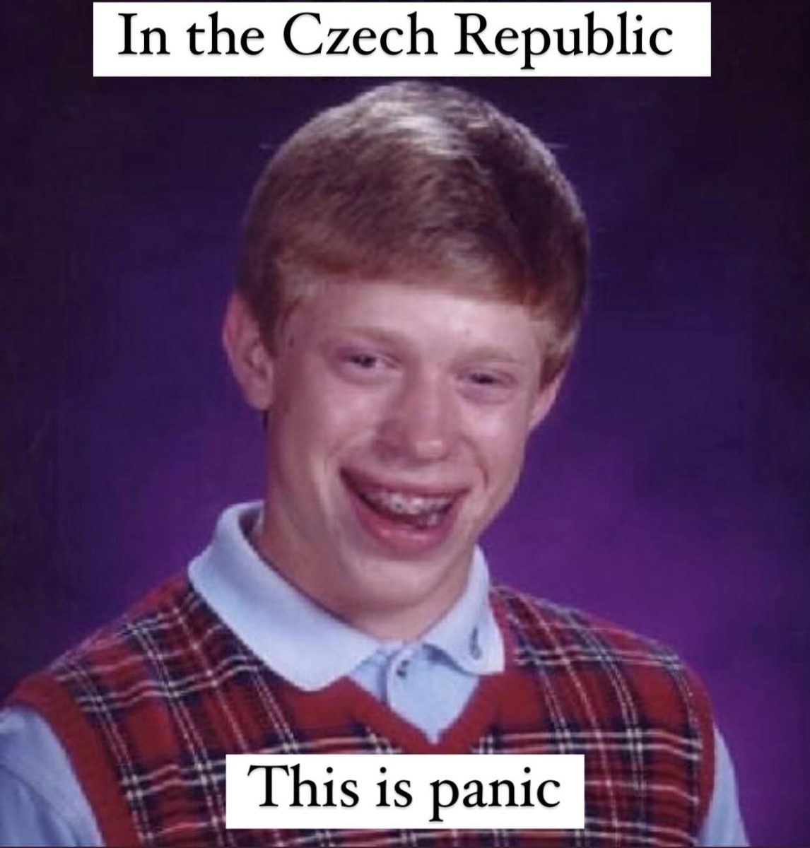 Školská fotka chlapca so strojčekom na zuboch, s úsmevom, fialové pozadie. Meme s nápisom o panike v Česku.