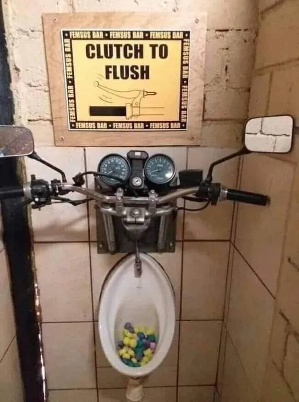 Motorkársky pisoár so škrtiacou klapkou na splachovanie, originálny dizajn kúpeľne.