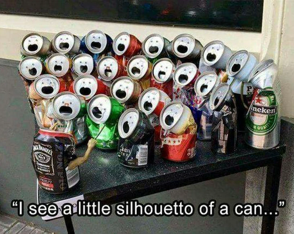 Zvlnené plechovky s výrazmi tvárí na stole, parodujúci spevácku skupinu.