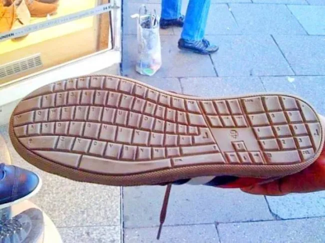 Podrážka topánky v tvare počítačovej klávesnice na ulici pri obchode.