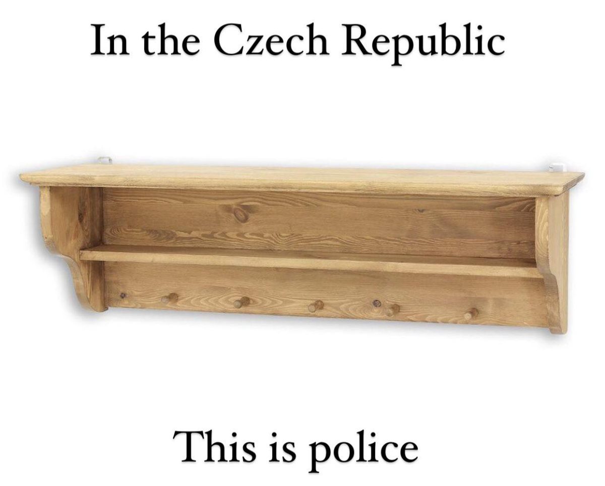 Polička na knihy z dreva s nápisom V Českej republike táto je polícia.