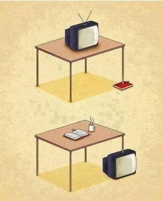 Stôl s televízorom na knihách, nasleduje výmena: knihy na stole, televízor pod ním.