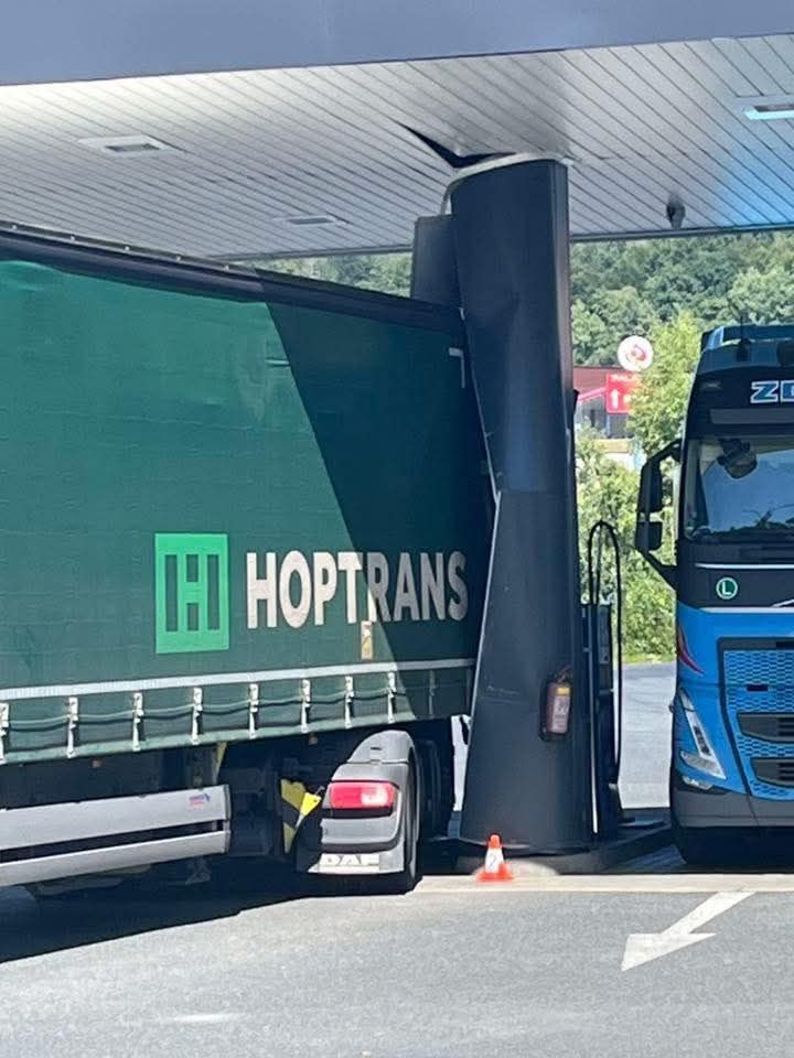 Nákladné auto zaseknuté na čerpacej stanici pri pokuse o prejazd pod nízkym prístreškom.