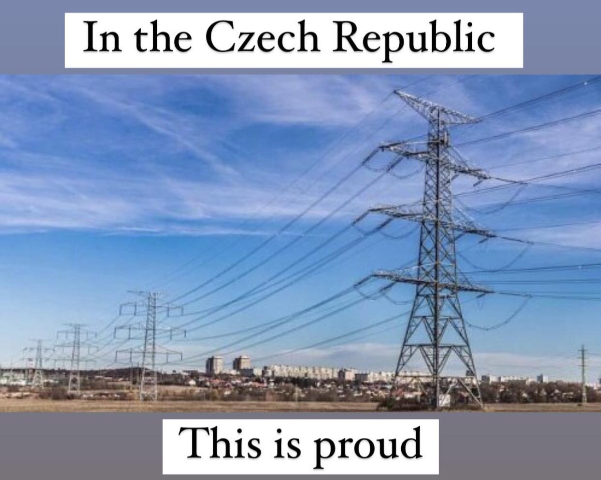 Elektrické vedenie na pozadí českej krajiny s modrou oblohou.