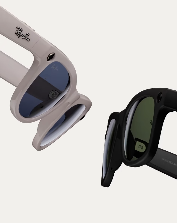 Dva páry moderných slnečných okuliarov s elegantným dizajnom, krémové a čierne prevedenie.