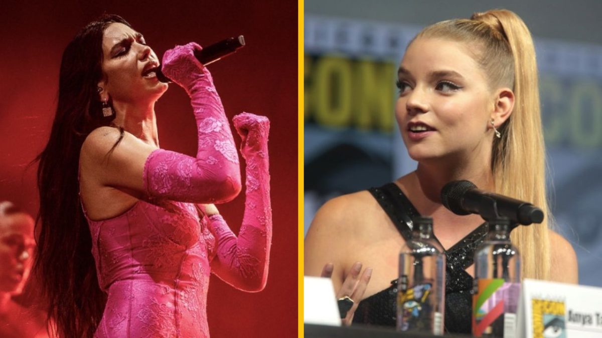 Žena v ružových šatách spieva na pódiu, druhá blondína s vrkočom hovorí na konferencii s mikrofónom.