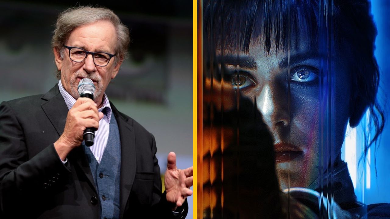 Osoba s mikrofónom a obraz ženy s tajomným výrazom v modrom svetle.