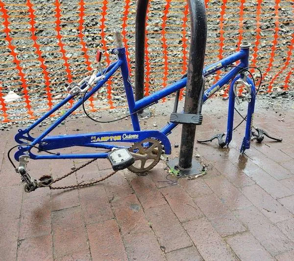 Odtiahnutá kostra bicykla pripevnená k stojanu, chýba predné aj zadné koleso.