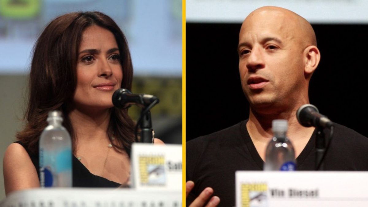 Osoby na konferencii s mikrofónmi, hľadia na publikum.