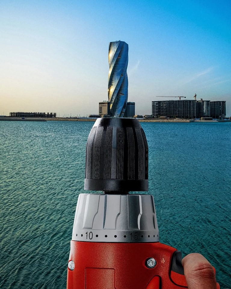 Vŕtačka s mrakodrapom v tvare vrtáka pred panorámou vodnej hladiny a stavieb. Kreatívne ilustrovaná architektúra.