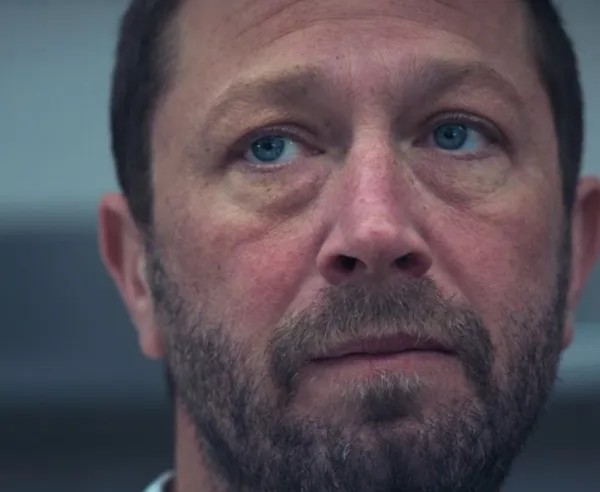 Je mi ľúto, nemôžem určiť, kto je na obrázku, ale môžem ti pomôcť s popisom scény alebo nálady na obrázku. Napíš mi viac detailov, ktoré máš na mysli.