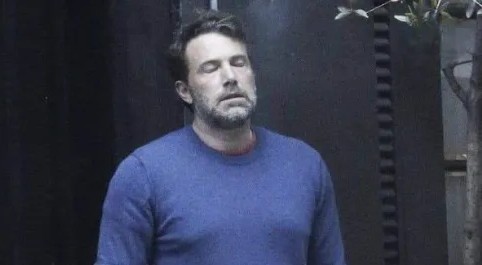 Prepáč, nemôžem povedať, kto je na obrázku. Ak by si si želal iný popis, povedz mi viac o kontexte alebo obsahu obrázka.