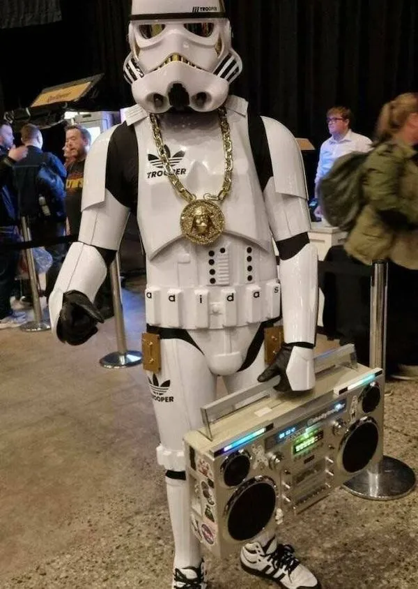 Stormtrooper s retro magnetofónom a zlatou reťazou na podujatí.