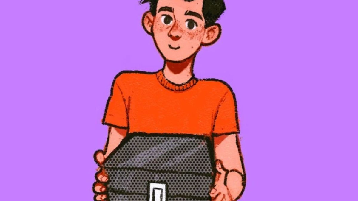 Mladý muž s oranžovým tričkom drží model domu na fialovom pozadí.