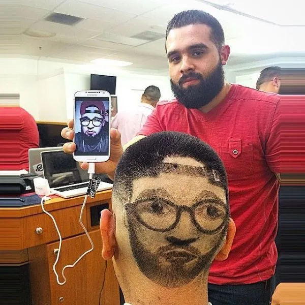 Muž ukazuje účes s vyholenou tvárou iného muža podľa fotografie na telefóne.