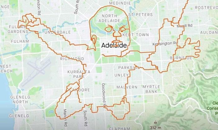 Mapa Adelaide s trasou pripomínajúcou postavu so zdvihnutými rukami nakreslenú okolo centra mesta.