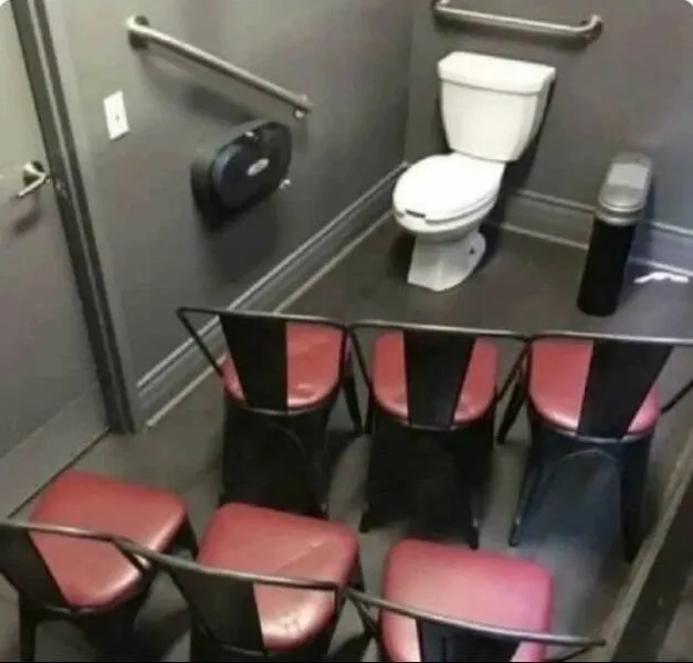 Toaleta s diváckymi stoličkami v nezvyčajnom usporiadaní.