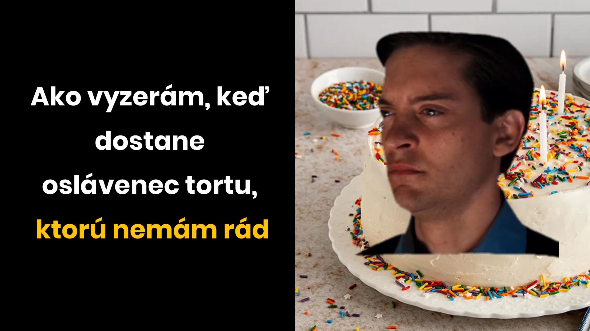 Oslávenec so smutným výrazom pred tortou, ktorá mu nechutí, s farebnými posýpkami a sviečkami.