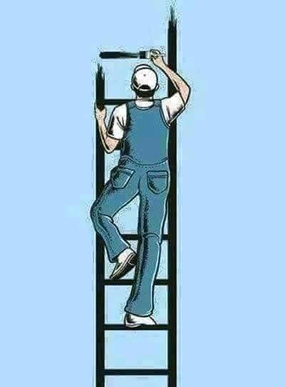 Muž na rebríku natiera stenu, oblečený v modrom montérke a bielej čiapke.