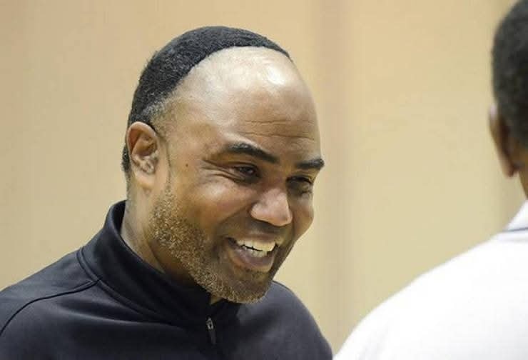 Ospravedlňujem sa, neviem identifikovať osobu na obrázku. Môžem však poskytnúť všeobecný alternatívny text.Usmievajúci sa muž v čiernej bunde s krátkymi vlasmi.