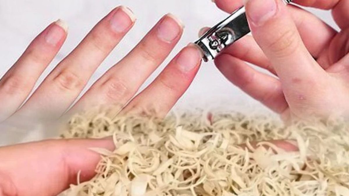 Ostrihanie nechtov s použitím klieštikov nad hromadou odstrihnutých nechtov.