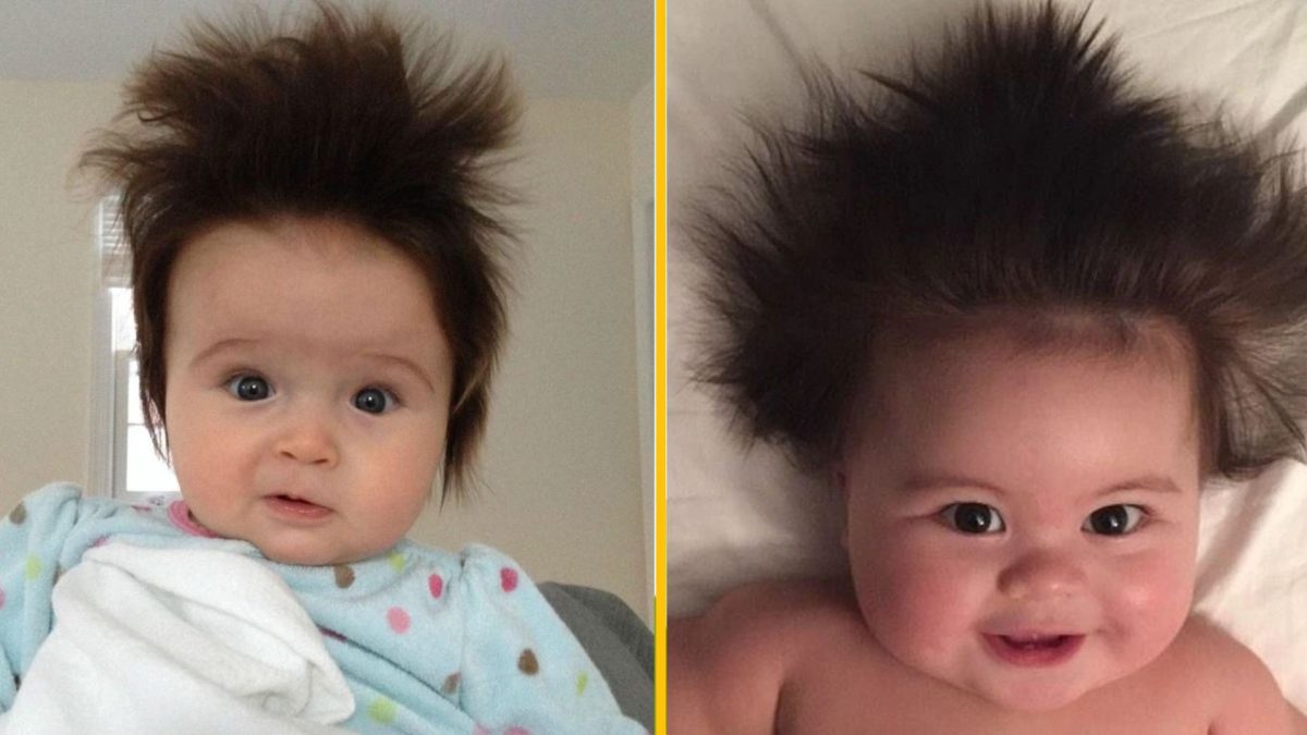 Bábätko s hustými, našuchorenými vlasmi v modrej pyžame vedľa usmievajúceho sa bábätka ležiaceho na posteli.