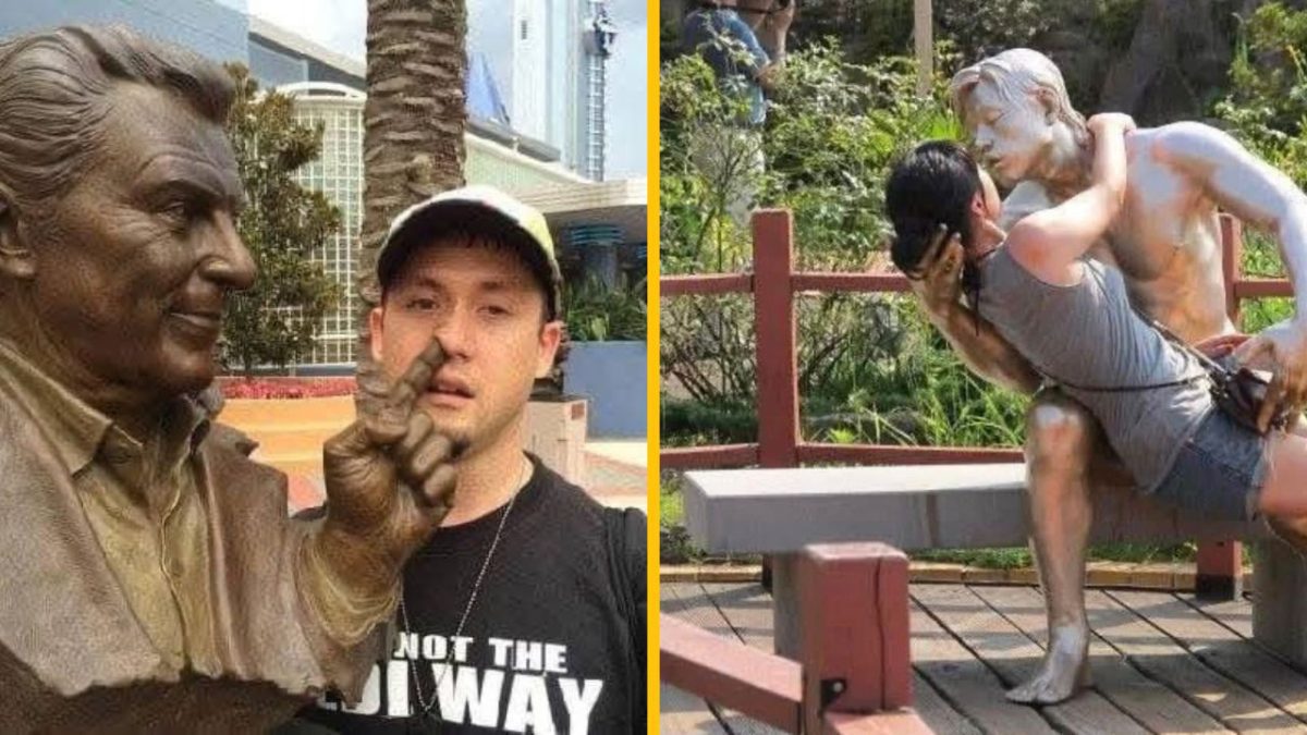 Osoba interaguje so sochami v zábavnej póze, dotýka sa nosu jednej a objíma druhú na lavičke.