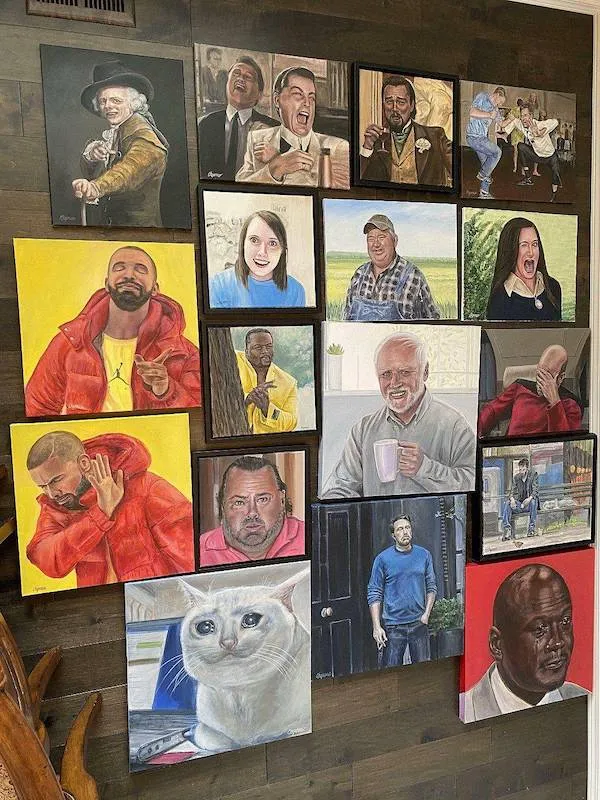 Stena plná vtipných obrazov s rôznymi emotívnymi výjavmi a portrétmi v rôznych farebných rámoch.