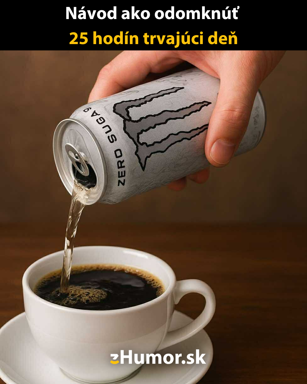 Energetický nápoj Monster Zero Sugar sa leje do šálky kávy na drevenom stole, text zdôrazňuje 25 hodín trvajúci deň.