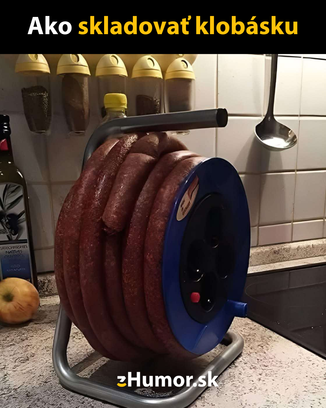 Kreatívny spôsob skladovania klobásy navinutím na cievku v kuchyni, zabáva a šetrí miesto.